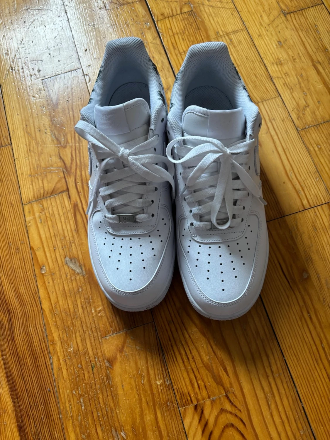 Vita sneakers med svart mönster - 1