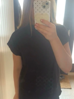 Svart basic t-shirt - En enkel svart t-shirt med korta ärmar, lätt att stylea med💕