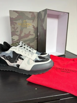 Valentino rockrunners - Valentino Rockrunners! Storlek: 43  Skick : 9,5-10   Nypris : 7000kr   Mitt pris : 2399kr    Og : Box dustbag! OBS Köp inte här kontakta förstå så skrev köp på ett annat Plick konto ✌️🙌😊, 