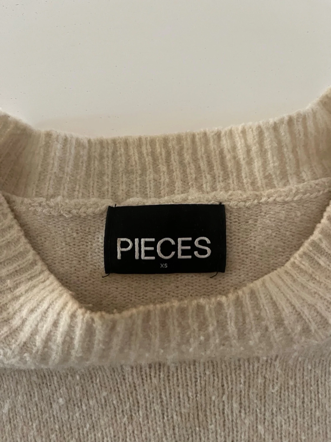 Beige stickad tröja från Pieces - 3