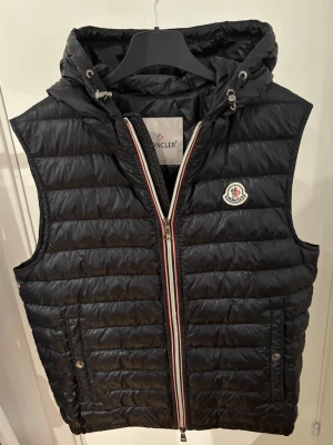 Moncler väst - Säljer denna tvär feta Moncler väst | Modell: Gien | Väldigt eftertraktad modell (säljs inte längre | Storlek 2, motsvarande S/M | Mycket bra skick | Skriv vid minsta fråga eller fundering 🤝