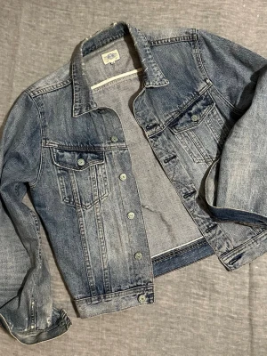 🔥 Rare Emmett Selvedge Denim Jacket Light Wash Type 3 - Rare Emmett selvedge denim trucker jacket in a beautiful light wash with natural vintage fade. Type III style with classic chest pockets and tapered panels. Selvedge denim with red ID seam — harder to find in this lighter wash.  Great piece for workwear / heritage denim fits.  Measurements (laid flat) S2S: 44 cm P2P: 54 cm Sleeve: 63 cm Length: 60 cm Waist: 46 cm  Shows natural wear and fading from use.