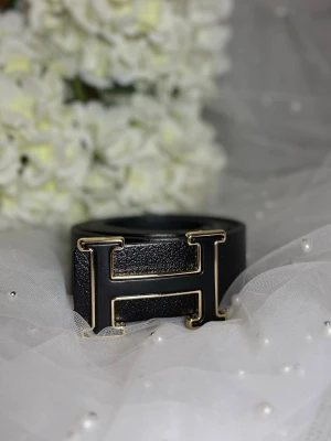 Svart skärp - . Perfekt accessoar för att lyfta din outfit.