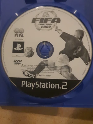 FIFA Football 2002 till PS2 - FIFA Football 2002 till PlayStation 2, klassiskt fotbollsspel från EA Sports. 