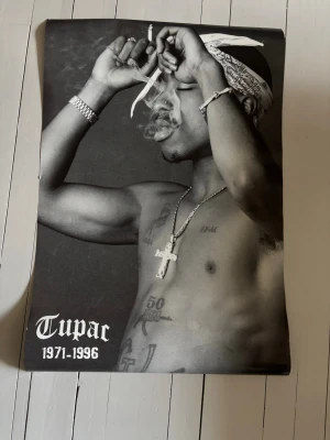 Tupac poster - Skulle gissa att den är 50 x 70cm, har en liten spricka i kanten därav billigt pris
