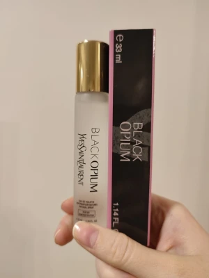 Yves Saint Laurent Black Opium - Yves Saint Laurent Black Opium Perfume. 33ml bottle. New! Great winter/fall fragrance. Felmärkt det på flaska. Detta är en EDP.