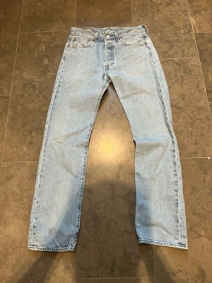 Levi's ljusblå raka jeans - Klassiska ljusblå jeans från Levi's med rak passform och femficksdesign. Perfekta för en avslappnad och tidlös stil. Har verkligen tyckt om dessa jeans, men säljer pga storleksbyte. 