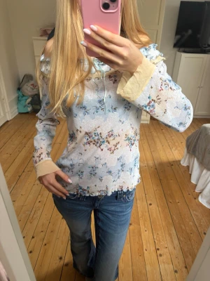Offshoulder blus - Söt offshoulder blus i fint skick. Vet ej märke eller storlek men skulle säga S💕