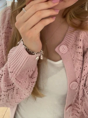 Rosa kofta - Supersöt ljusrosa stickad kofta i fint skick från Gina Tricot. Barnstorlek men passar xs💕