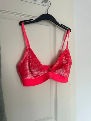 Bralette Pink By Victoria’s Secret - En hot pink bralette i gosigt material