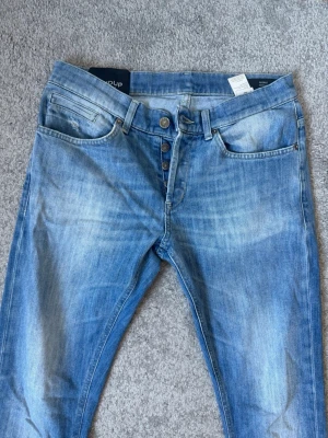 Dondup jeans - Ett par Dondup George i mycket bra skick! | Otroligt snygg tvätt som passar till allt!