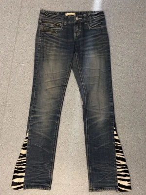 Rework jeans  - Unika blå rework jeans. Bootcut och low waist. Storlek S