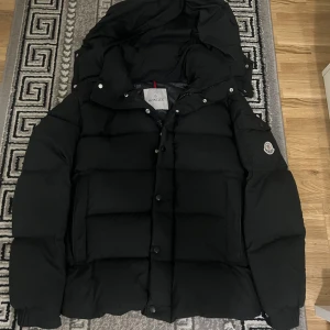 Moncler jacka  - Säljer moncler jacka som är bara använd er par gånger och är fortfarande i bra skick , Stl m men passar s bättre  , varm och bra för komande vintern , skriv t mig innan du köper,  skickar inom 12 timar, 
