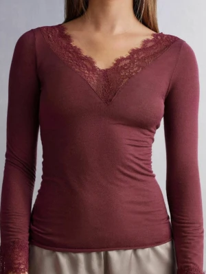 Vinröd Intimissimi-tröja – Snabbt köp 350kr - Säljer min fina Intimissimi-tröja som är i mycket bra skick. Jag har inte använt den särskilt mycket, så den är nästan som ny. Perfekt för dig som vill ha en mjuk, bekväm och stilren tröja som funkar både hemma och ute.❤️