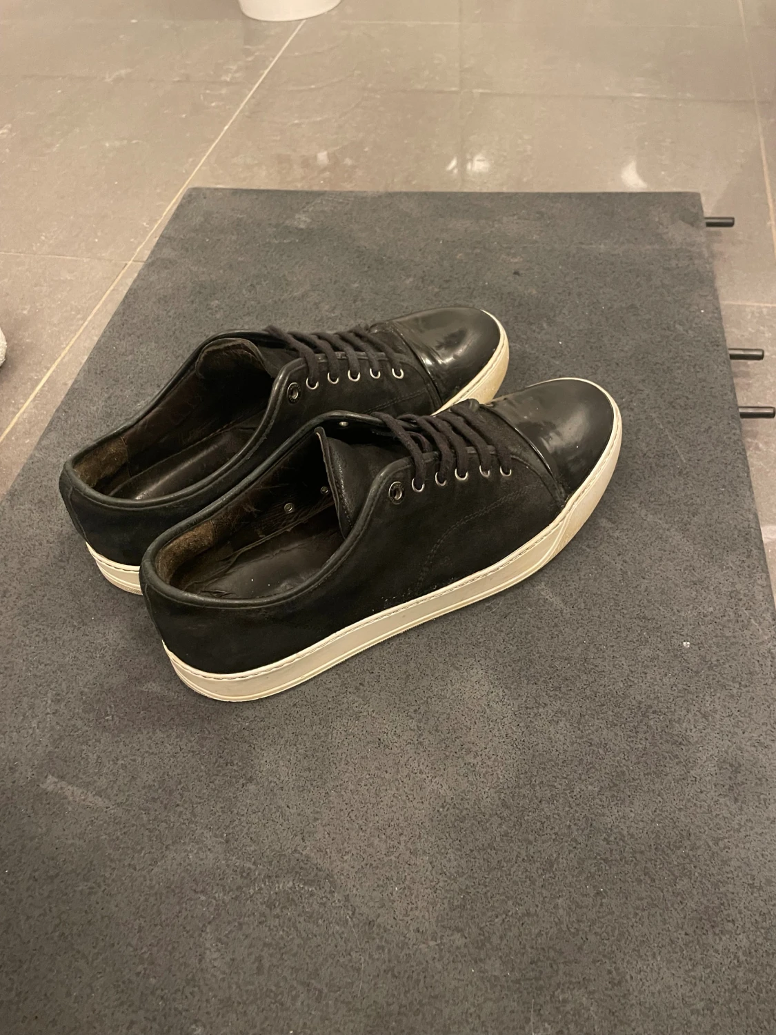 Svarta sneakers med vit sula - 3