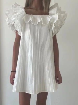 Klänning - Populär klänning från Zara i fint skick! Passar mig som är storlek S. Fin till tex student eller konfirmation. Köp via ”KÖP”! Möts även upp i Stockholm🦢obs. bilden i annonsen är lånad. 