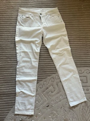 Vita skinny jeans från Esprit - Snygga vita skinny jeans från Esprit med klassisk femficksdesign och silverfärgade nitar. Jeansen har normal midja och är tillverkade i ett stretchigt bomullsmaterial för en bekväm passform. Perfekta för en fräsch och stilren look.