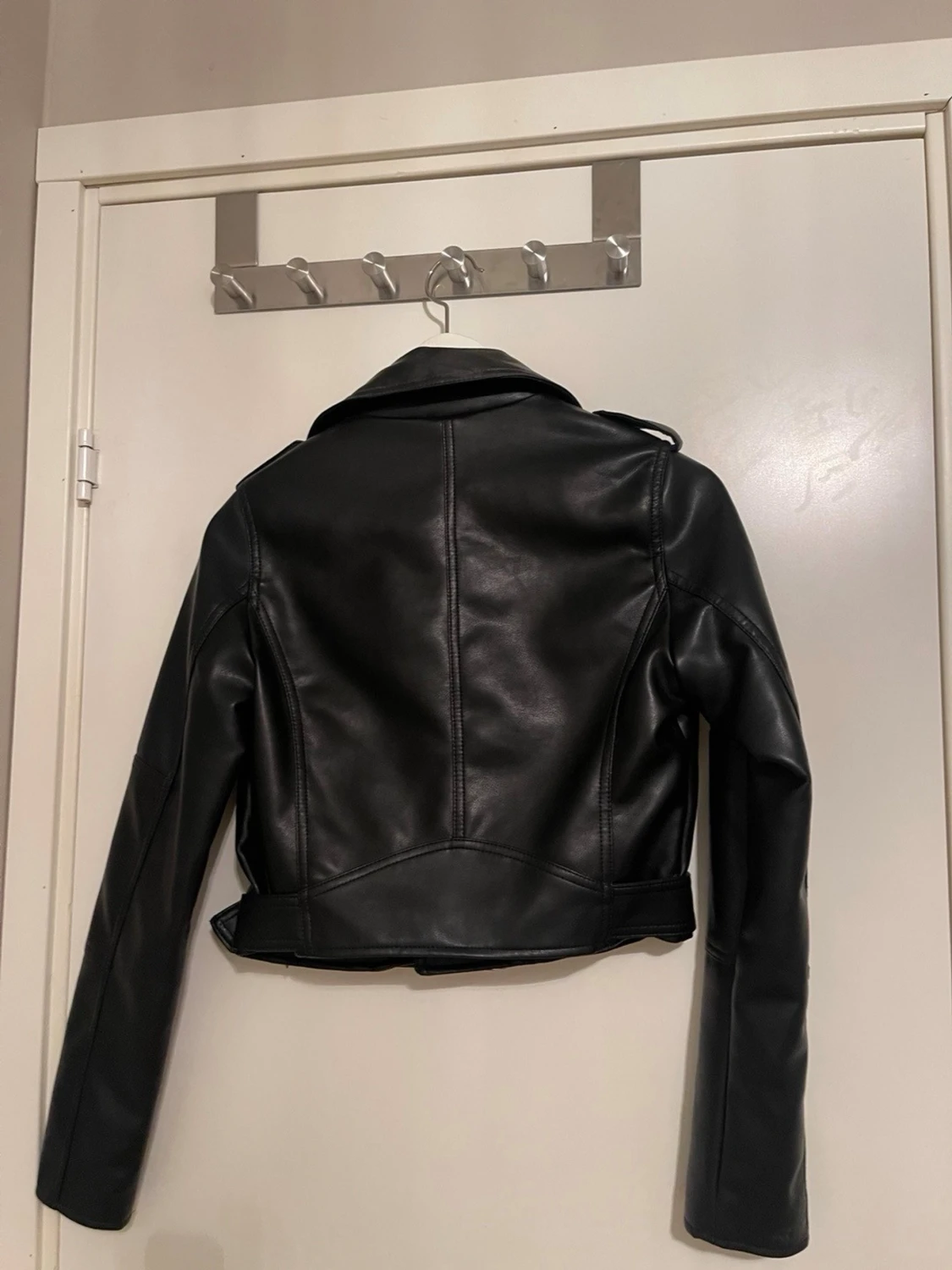 Svart croppad skinnjacka från NA-KD - 1