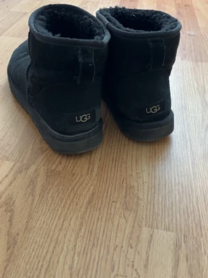 Svarta UGG boots med fårskinn - Mysiga svarta UGGs, sparsamt använda