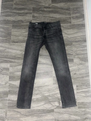 Grå slim fit jeans Jack & Jones - Feta jeans. Nästan aldrig använt, ställ frågor ifall undrar något.