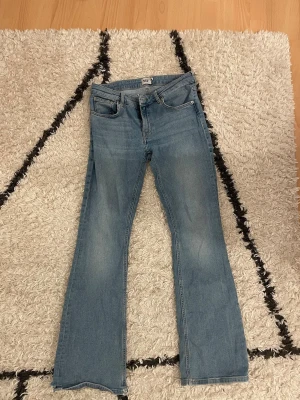Ljusblå bootcut jeans  - Snygga ljusblå bootcut jeans från lager med klassisk femficksdesign och normalhög midja. Jeansen har en lätt utsvängd passform och är tillverkade i denim med en skön stretch. 