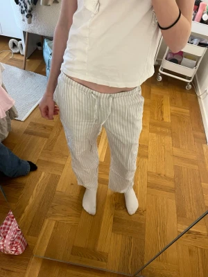 Linnebyxor - Säljer ett par superfina linnebyxor som är perfekta för sommaren. 