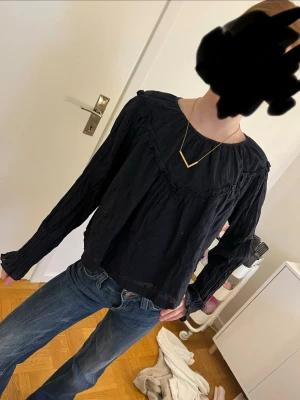 Mörkblå blus - Snygg svart blus med långa armar. Perfekt för middagar och för sommaren. 