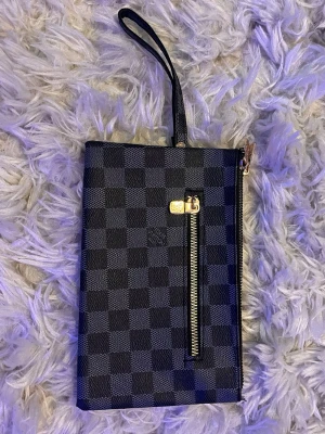 Svart och grå rutmönstrad plånbok - Perfekt skick aldrig använd✅                          Priset kan diskuteras vid snabb affär👀