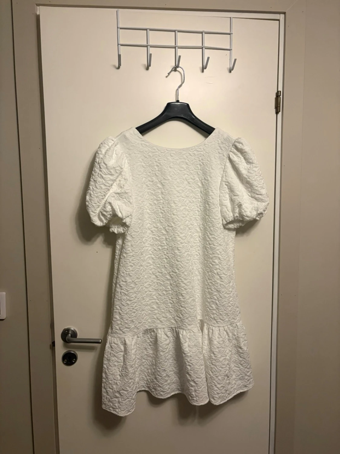 Vit kort klänning med puffärm och rosett