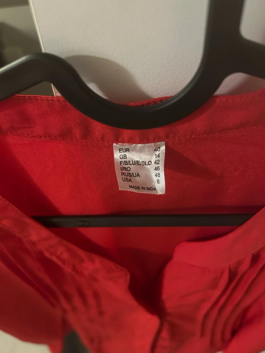 Röd blus med knappar och veck - 1