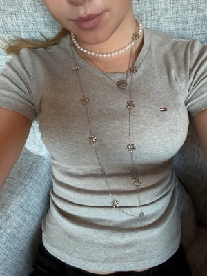 Silver halsband från ioaku - Ett fint fest halsband från ioaku. Det är långt, silvrigt och helt nytt. Jag fick två i födelsedagspresent men hade inte kvitto så säljer de på vinted istället✨💕  Hör gärna av er om ni har frågor eller vill ha fler blider, pris kan diskuteras💕💕