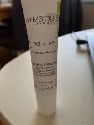 Symbiosis London Eye Contour - Symbiosis London Eye Contour är en vitaliserande och återuppbyggande ögonkräm med prebiotika och retinoider. Tuben är vit och rymmer 15 ml. Produkten är avsedd för området runt ögonen och hjälper till att ge huden en fräsch och jämn känsla.