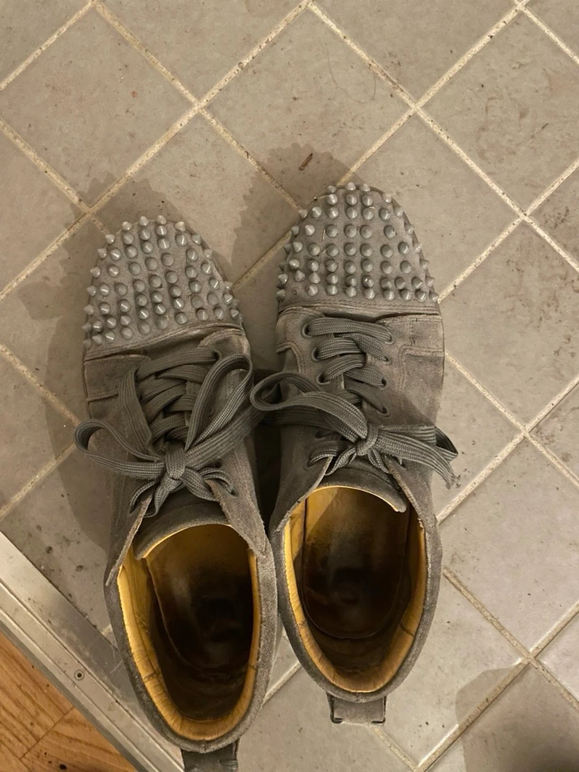 Gråa Louboutin skor med spikar