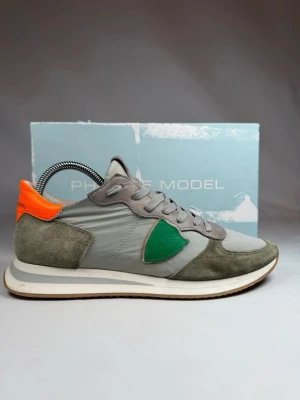 Philippe Model sneakers - Juvligt snygga philippe model sneakers i nyskick använda ett fåtal gånger och är som nya, storlek 42 matchar juvligt snyggt med alla outfits i din garderob😁#gevantacloset 