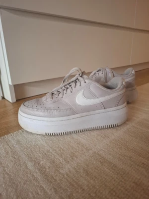 Beige Nike Air Force 1 sneakers - Snygga beige Nike Air Force 1 sneakers med vit sula , super sköna men kommer tyvärr inte till användning💕 