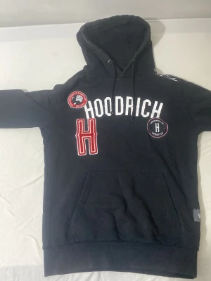 Svart hoodie från Hoodrich med tryck - Den passar mig som är 175