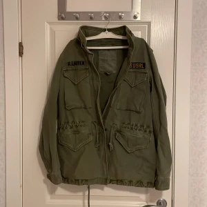 Grön parkajacka från Ralph Lauren - Tja, säljer min field jacket från Ralph lauren som är perfekt för vår/höst/vinter. Perfekt för dig som kör layer på layer eller dom som inte gillar stora puffiga vinterjackor. Köpt i Göteborg för 2599 kr! MVH TRENDY CLOTHING 🔵Skriv för minsta fundering 🤔 