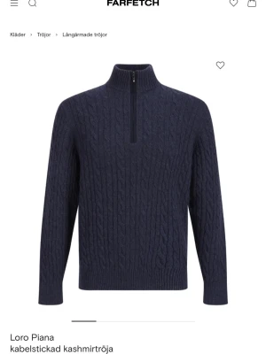 Loro Piana Baby cashmere halv zip  - Exklusiv mörkblå kabelstickad tröja från Loro Piana i mjuk kashmir. Klassisk rund halsringning och ribbstickade muddar vid ärmslut och nederkant. Perfekt för dig som gillar stilren och lyxig design. Nypris 22k! Säljer för endast 7500. Nyskick! 