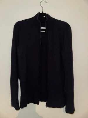 These Glory Days stickad zip tröja - Mörkblå stickad zip tröja från These Glory Days. Litet tuggumimärke på underarmen (se sista bilden) men inget man tänker på  men därför ett så lågt pris. Modellen på bilden är 176 cm lång och väger 58 kg. Passar på mindre storlekar av kropp😀😀 Skriv för fler frågor😉