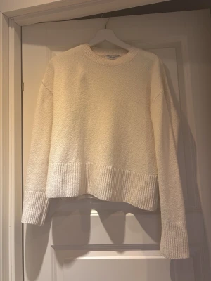 Vit oversized stickad tröja - Mysig vit stickad tröja med oversized passform och rund hals. Tröjan är från &other Stories i storlek xs