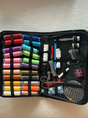 Stort sykit i svart fodral - ✨ En sykit som har allt du behöver med tlera färgtrådar, nålar, saxar och tillbehör. Hållbart och praktiskt 🚚Snabb frakt 1-3 arbetsdagar