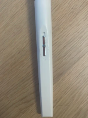 Elektrisk nagelfil med fem sliphuvuden - Elektrisk nagelfil i vit plast med fem olika sliphuvuden i metall, keramik och filt. Perfekt för att forma, slipa och polera naglar. Kompakt och smidig design som är enkel att använda hemma. Bara använd en gång