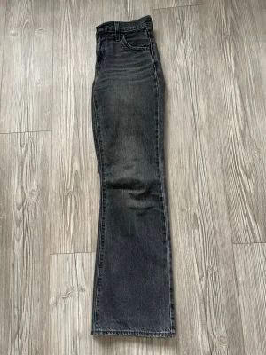 Svarta bootcut jeans från Levi's - Snygga svarta bootcut jeans från Levi's med klassisk femficksdesign och hög midja. Jeansen är bara använda ett fåtal gånger. Jag säljer dem för att de inte kommer till användning.❤️