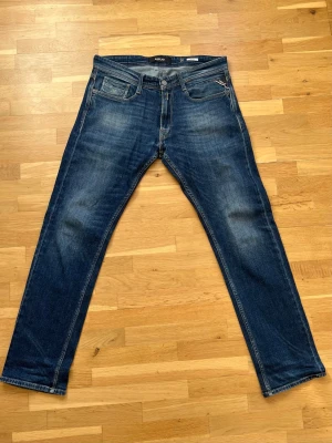 Replay Rocco - Säljer ett par Replay Rocco i strl W32 L32. Jeansen har en straight fit passform 