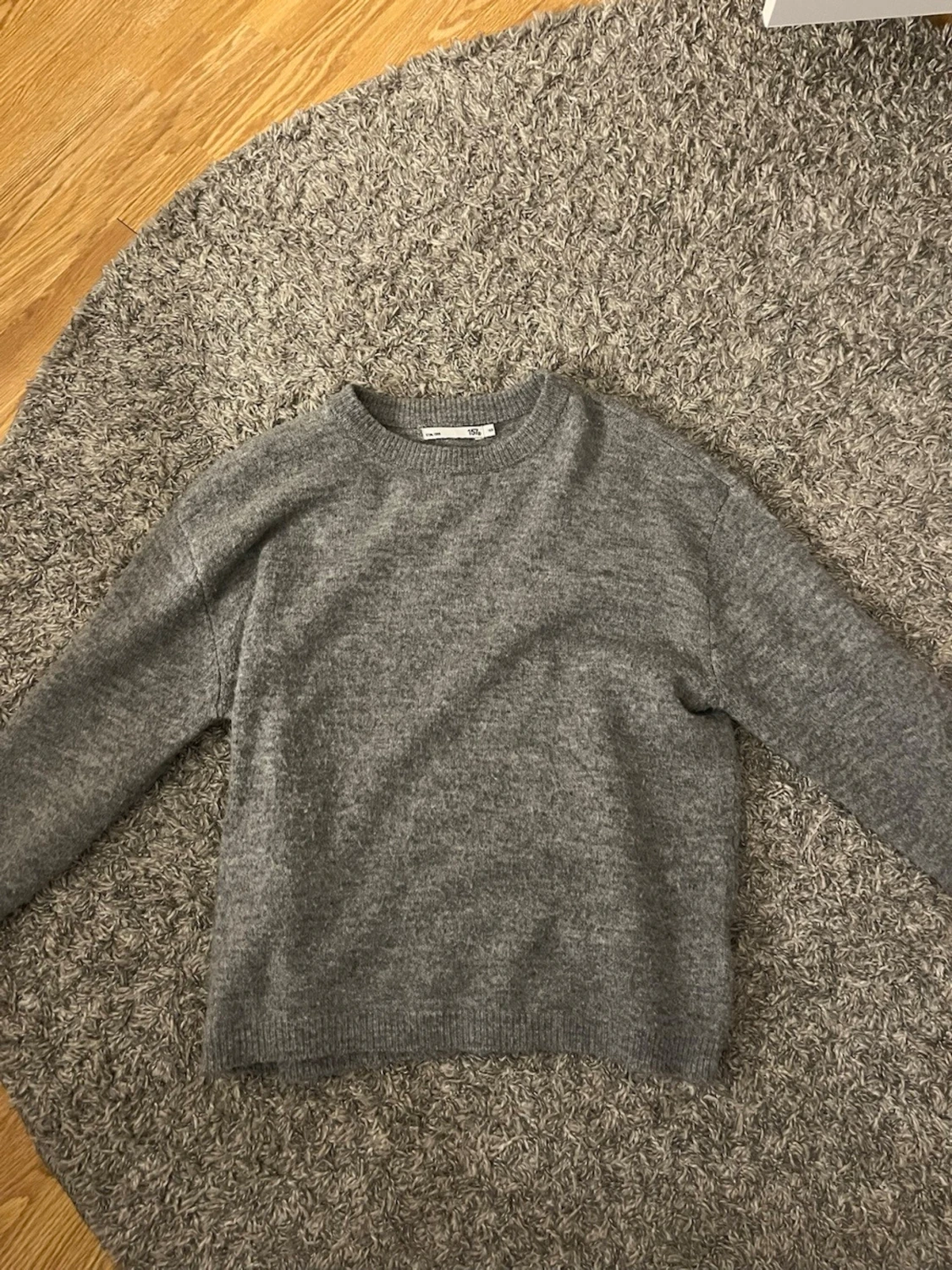 Grå stickad tröja