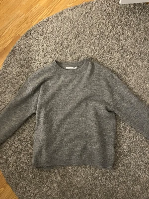 Grå stickad tröja  - Säljer en mörkgrå stickad tröja från lager 157. Den är använd ett fåtal gånger och är lite smått nopprig. Den är i storlek 160. Inköpt för 150kr, säljes för 50kr💕💕
