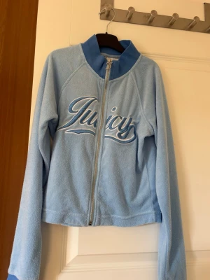 En blå juciy tröja/kofta - En blå juciy kofta/tröja i stl s