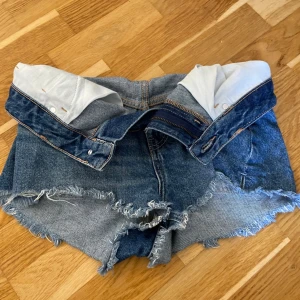 Jättefina jeansshorts  - Fina jeansshorts från bershka i storlek 36, dom är högmidjade men går att vika ner till lågmidjade som på första bilden!