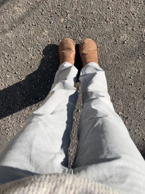 Ljusgrå gina jeans - Ljusgråa raka jeans från gina