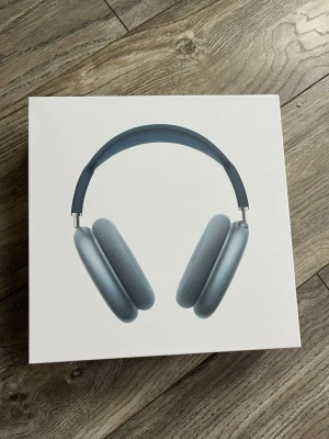 AirPods Max  - Säljer ett par AirPods Max i utmärkt skick. Lightning kabel medföljer. Vid funderingar hör av er 